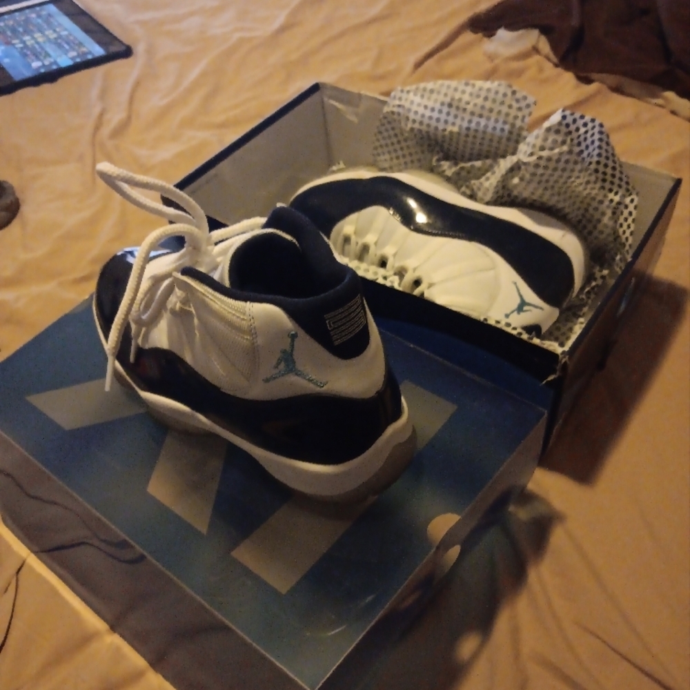 Air Jordan Retro 11 - Black and White